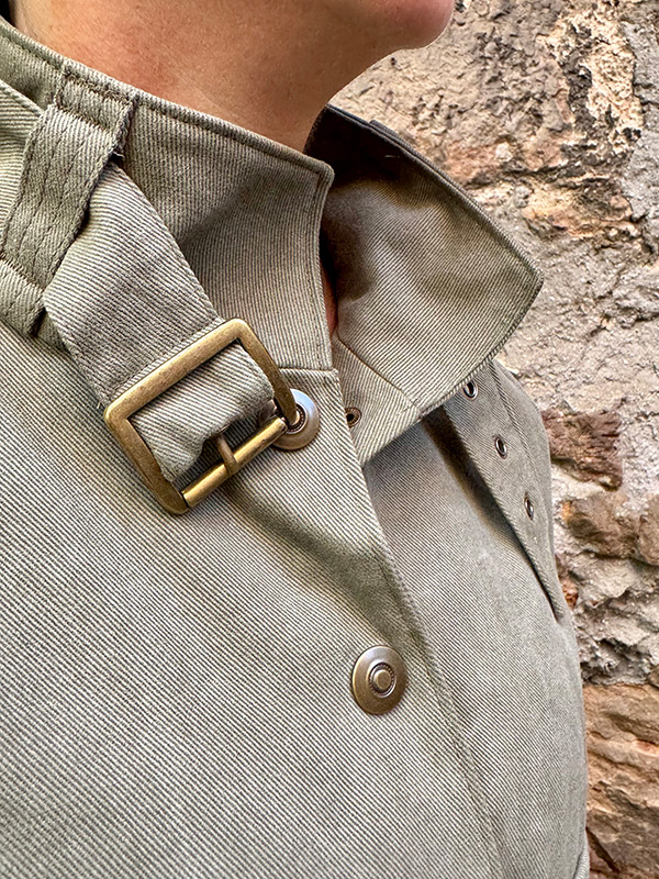 BESSA 40 Hoher Kragen Detail