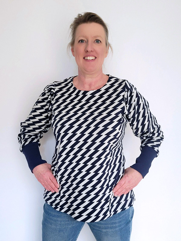 ALIRA 40 Schwarz Weiß Vorn