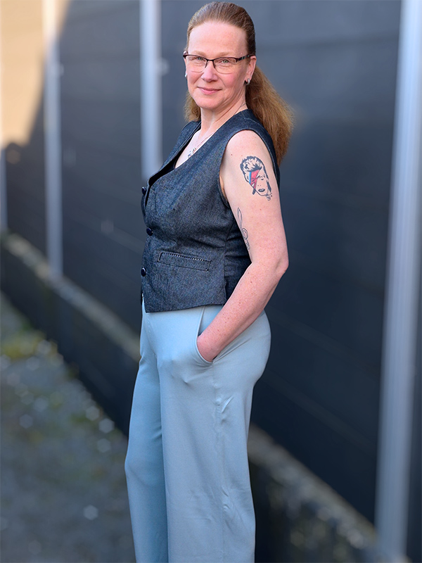 NAIRA 44 Schwarzgrau Seitlich