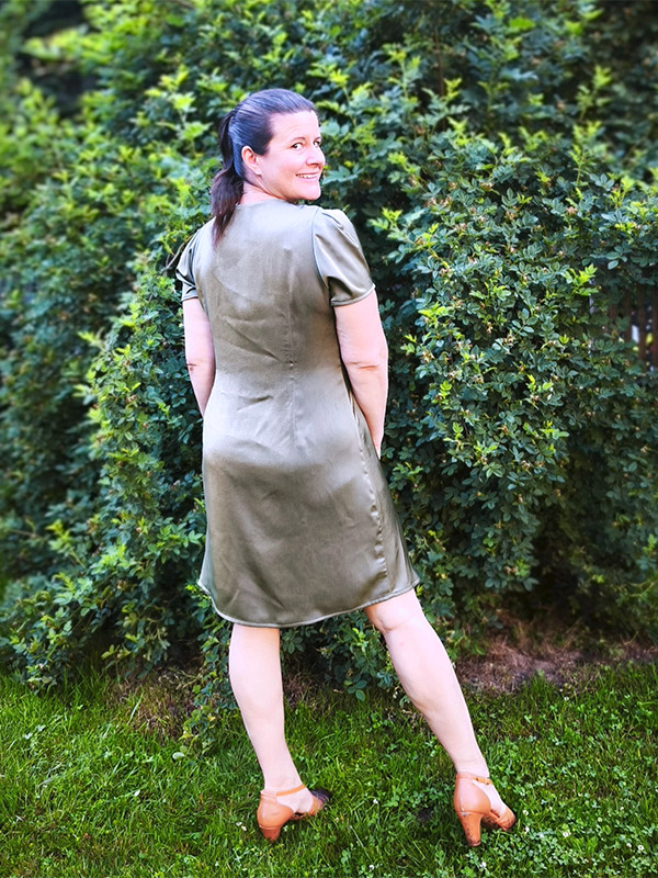 Morgane 42 Satin Moosgrün Rücken