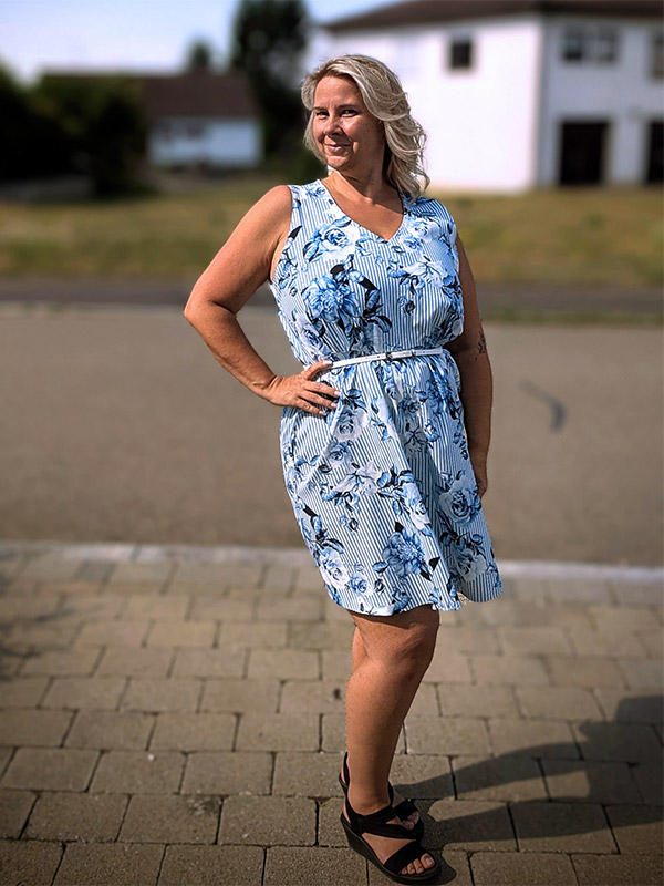 Morgane 46 Blau ärmellos
